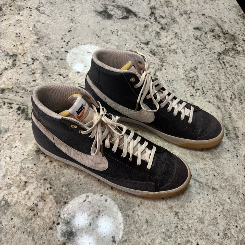 Nike Black Sneakers with High-Top Design and Light Accents - Picture 4 of 5